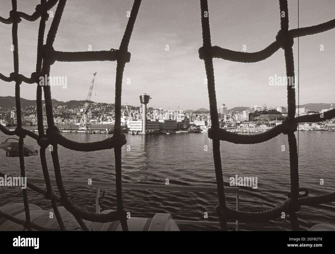 Blick auf den Hafen von Genua von einem Schiff aus und Takelage, Italien Stockfoto