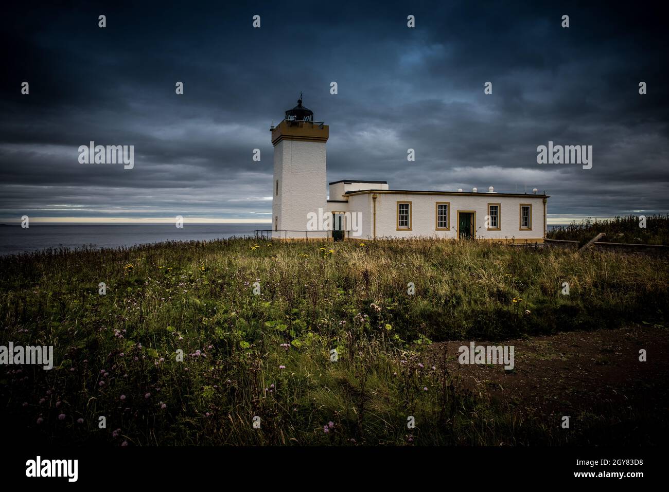 Der Platz überragte den Leuchtturm in Duncansby Head, der die Felsen und Klippen an der Nordküste der schottischen Highlands schützte Stockfoto