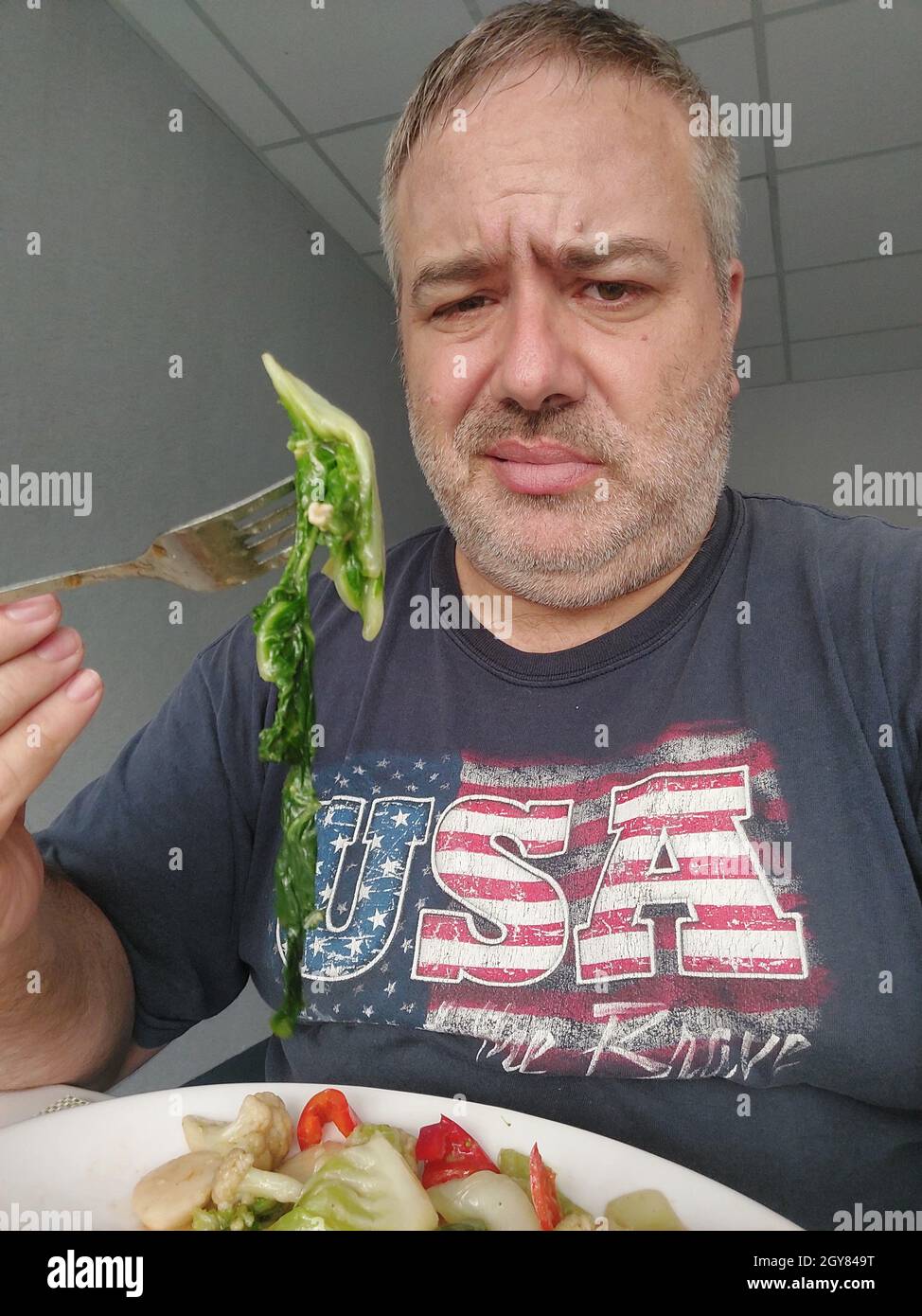 Fat Man Angewidert Von Blattgemüse Stockfoto