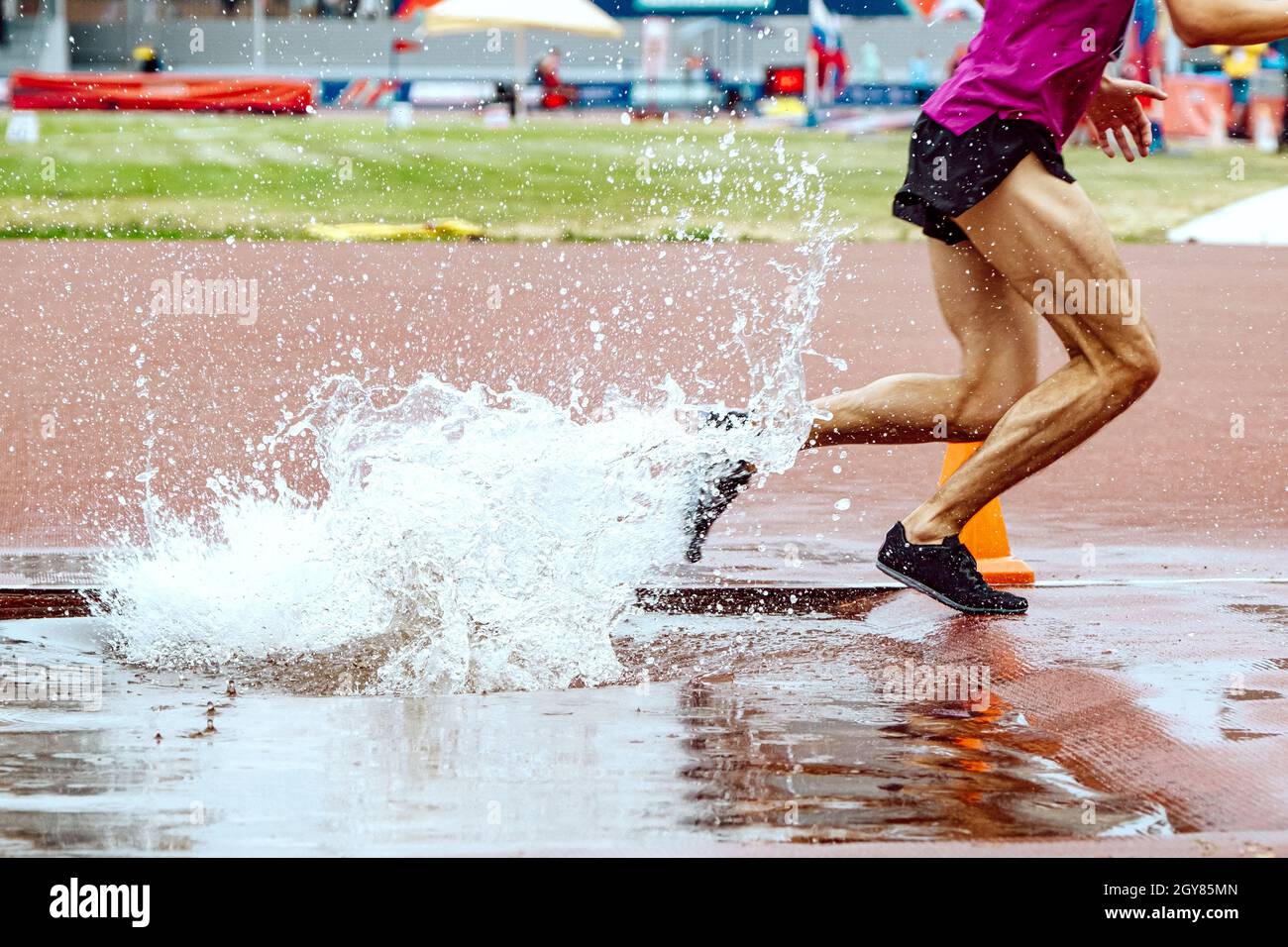 Hindernislauf Beine männlichen Läufer spritzt Wasser Stockfoto