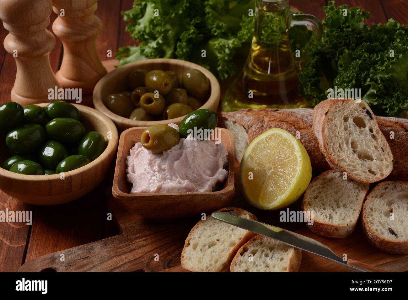 Taramosalata Greek Spread Paste (Pate) aus gemahlenem Fisch, Garnelen und Kaviar, serviert mit Zitrone. Fischeier-Paste Tarama (weiß und rosa), beliebt ist Stockfoto