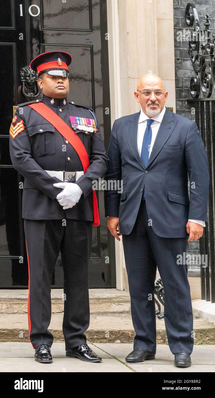 London, Großbritannien. Oktober 2021. Color Sergeant Johnson Beharry VC GOC, und Nadhim Zahawi, Education Secretary in Downing Street, Credit: Ian Davidson/Alamy Live News Stockfoto
