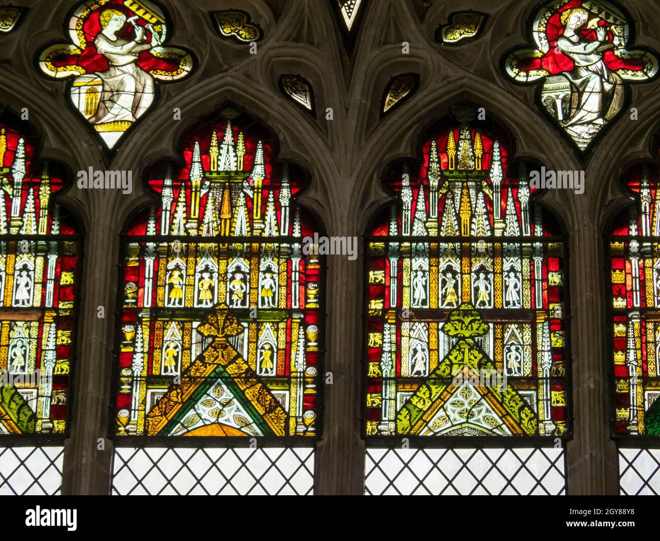 Ein Buntglasfenster in Ely Cathedral in Ely, Cambridgeshire, Großbritannien, das aus dem Jahr 1083 stammt. Stockfoto