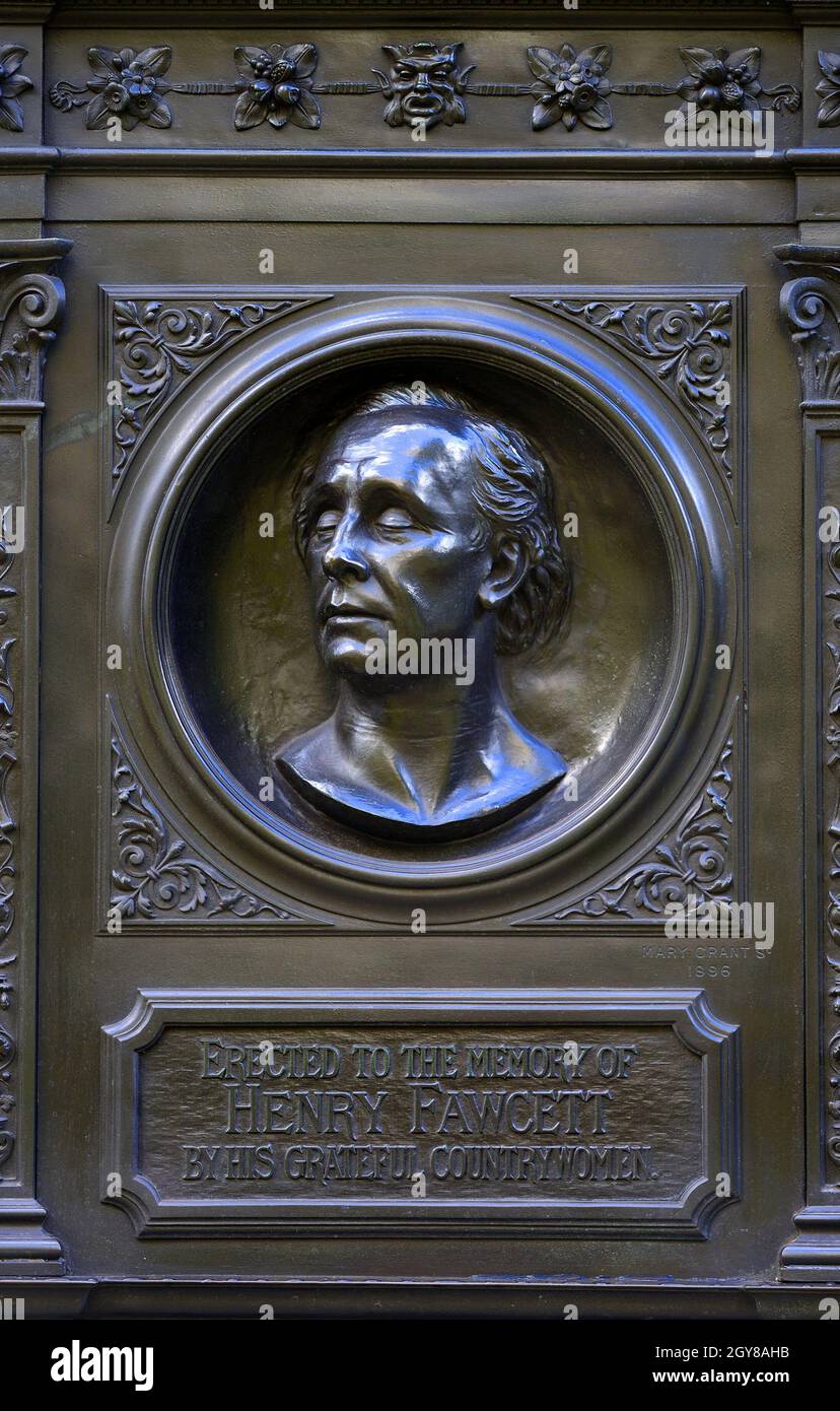 London, England, Großbritannien. Gedenktafel über einem Trinkbrunnen (1886, von George Frampton) zum Gedenken an Henry Fawcett (1833-1884: Postmaster Gene Stockfoto