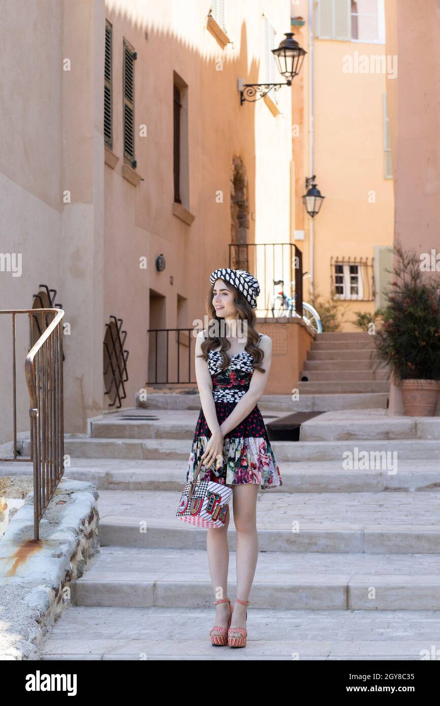 Lily Collins, „Emily in Paris“, Saison 2 (2021). Bildnachweis: Carole Bethuel / Netflix / The Hollywood Archive Stockfoto