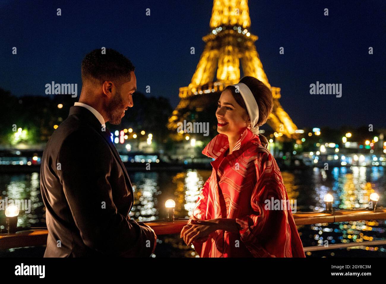 Lucien Laviscount, Lily Collins, „Emily in Paris“ Saison 2 (2021). Bildnachweis: Stephanie Branchu / Netflix / The Hollywood Archive Stockfoto
