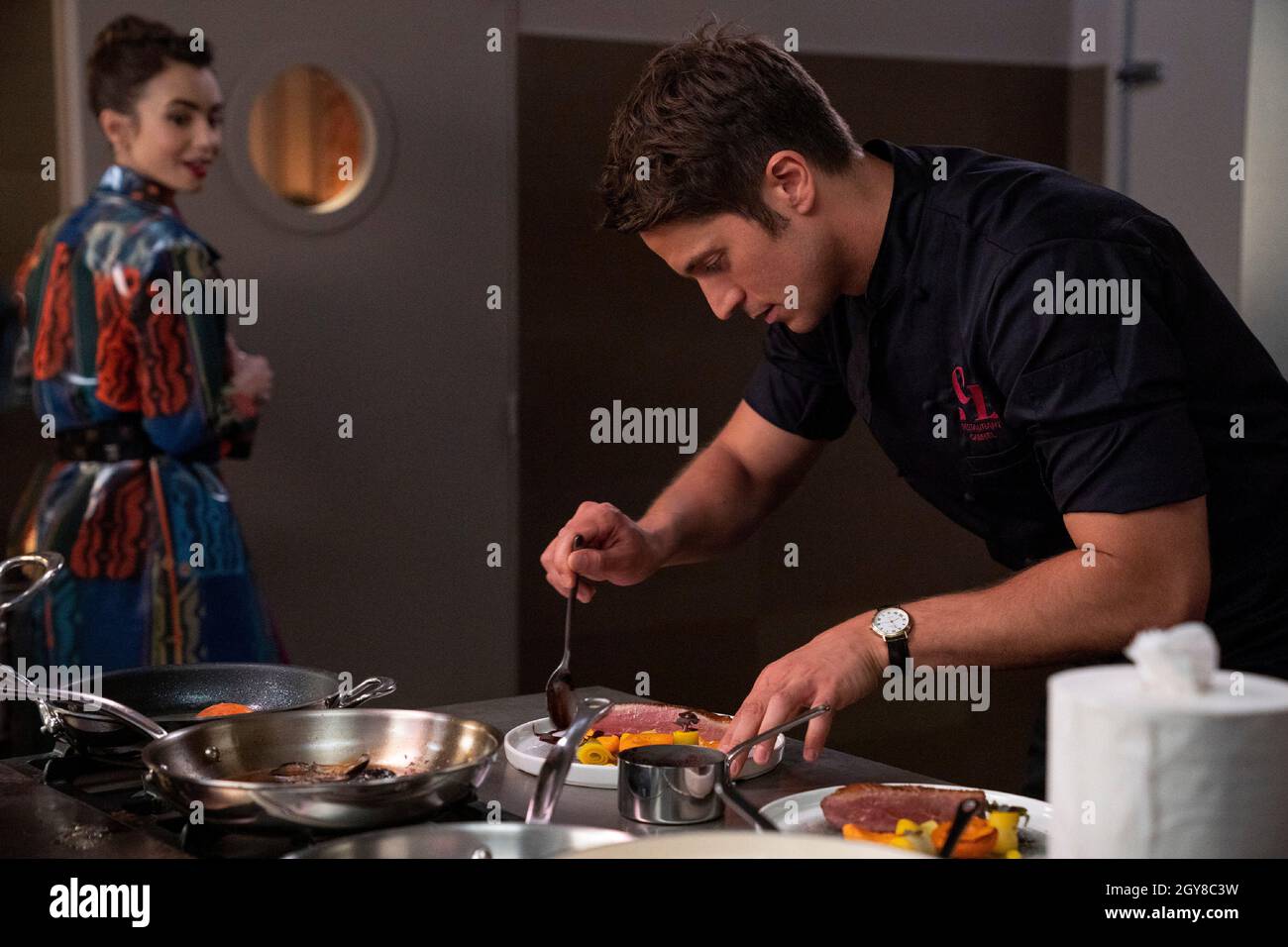 Lily Collins, Lucas Bravo, „Emily in Paris“, Saison 2 (2021). Bildnachweis: Stephanie Branchu / Netflix / The Hollywood Archive Stockfoto