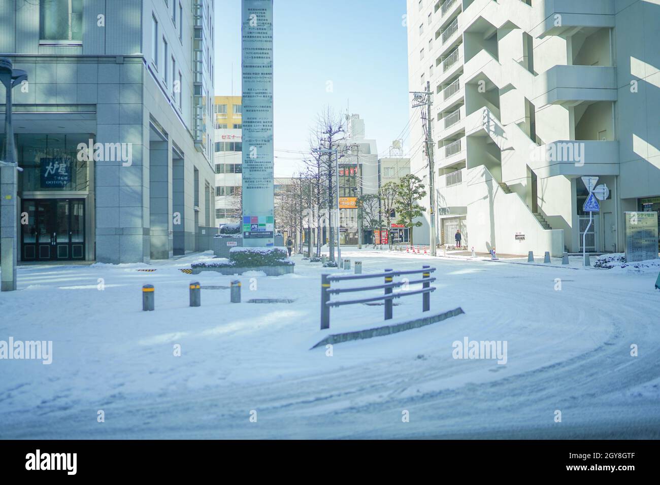Schnee stapelt sich am Ausgang Sendai Station East. Aufnahmeort: Sendai, Präfektur Miyagi Stockfoto