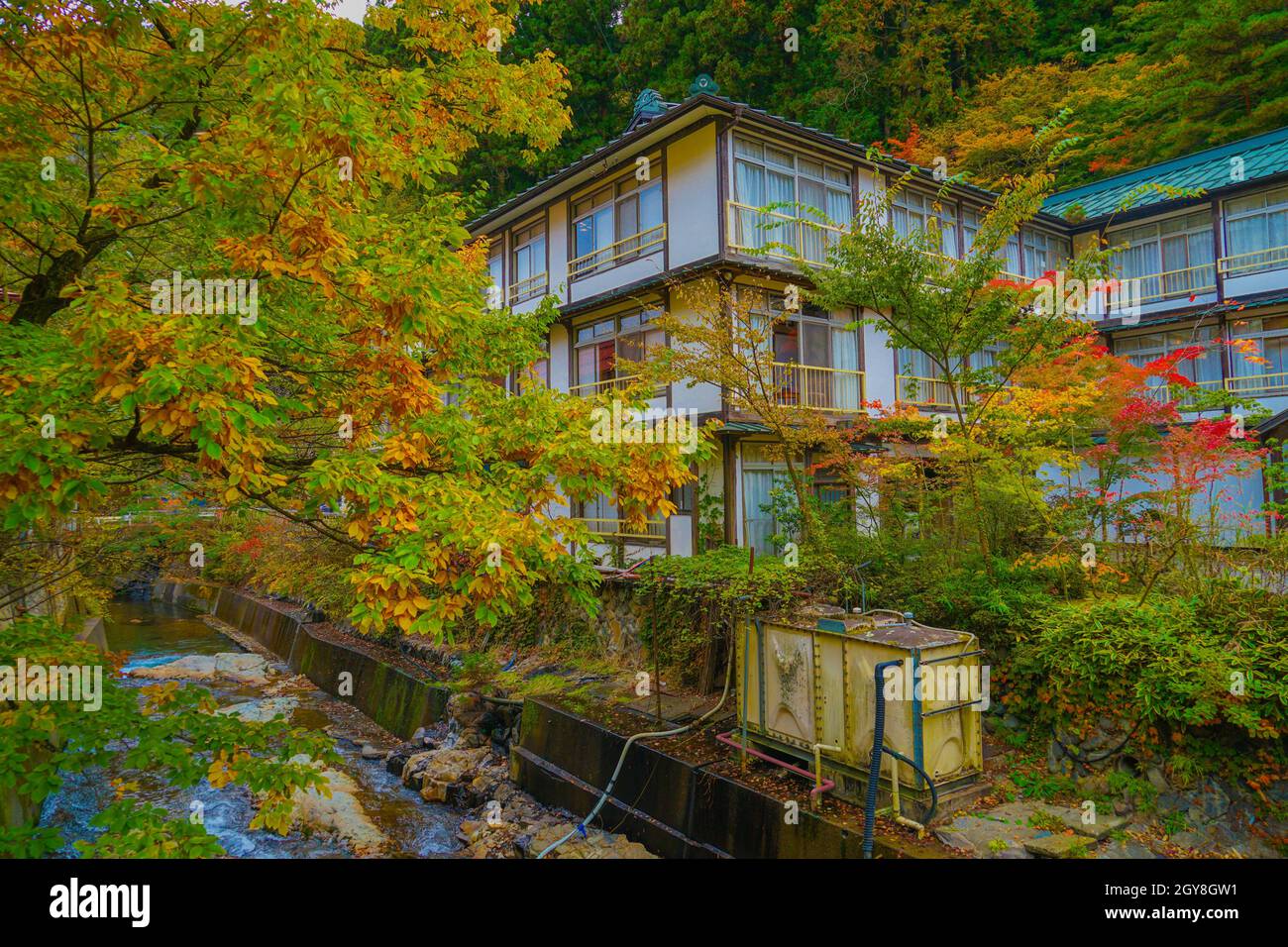 Vierzig tausend Seen heißen Quellen in Herbstblättern eingewickelt. Aufnahmeort: Gunma Prefecture Stockfoto