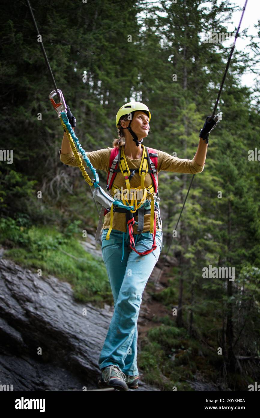 Hübschen, weiblichen Kletterer am Klettersteig - Klettern auf einem Felsen in den Schweizer Alpen Stockfoto