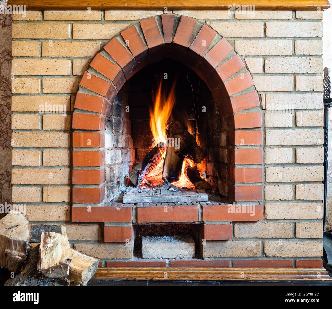 Vorderansicht des Kamins mit Kaminsims im Landhaus an kalten Tagen  Stockfotografie - Alamy
