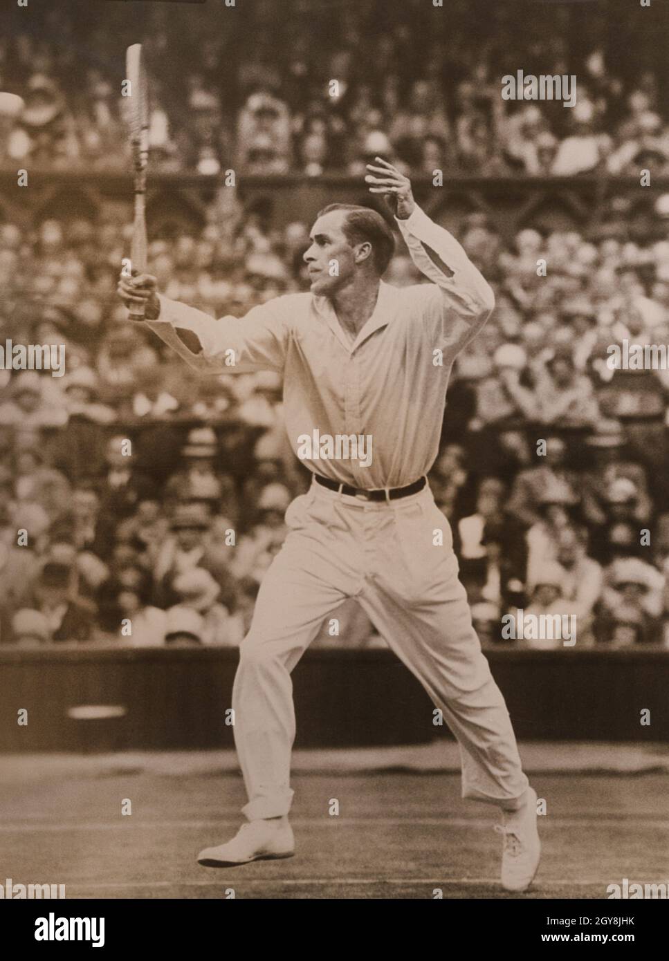 Der amerikanische Tennisspieler Bill Tilden während des Tennismatches, der Meisterschaften, Wimbledon, des All England Lawn Tennis and Croquet Club, Wimbledon, London, England, Großbritannien, Underwood & Underwood, 1930 Stockfoto