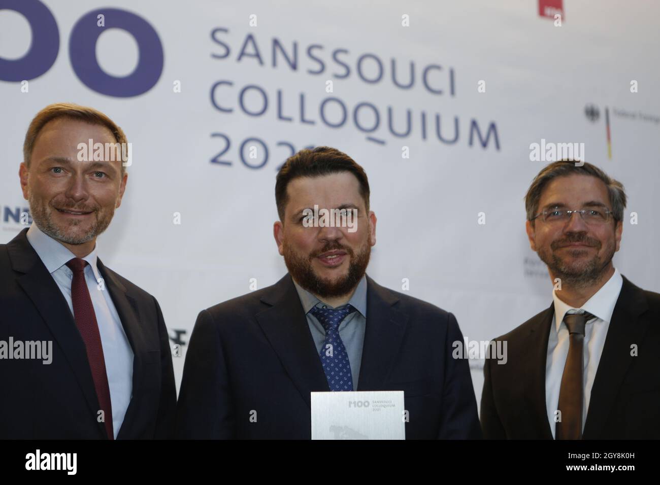 Potsdam, Deutschland. Oktober 2021. Potsdam: Das Foto zeigt Leonid Volkov, der statt des Verhafteten den M100 Media Award erhielt, Alexei Navalny übernimmt, Laudator Christian Lindner (FDP), Potsdamer Oberbürgermeister Mike Schubert, beim M100 Sanssouci Colloquium und der M100 Media Award Zeremonie, rund 100 internationale Medienvertreter, Politik und Wissenschaft werden die Herausforderungen diskutieren, denen sich Medien und Demokratie in einer Zeit scheinbar fortwährender Krisen gegenübersehen und wie sie mit dieser Verantwortung umgehen. (Foto: Simone Kuhlmey/Pacific Press/Sipa USA) Quelle: SIPA USA/Alamy Live News Stockfoto