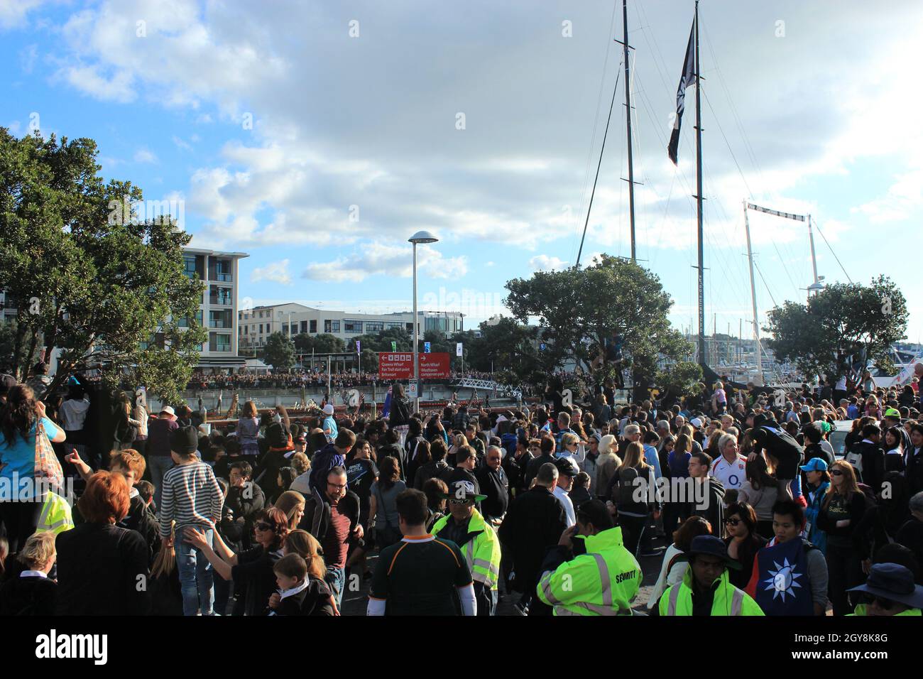 Rugby-WM-Fans und -Fans an der Auckland Waterfront zur Eröffnung der RWC 2011 in Auckland.9. September 2011 Stockfoto