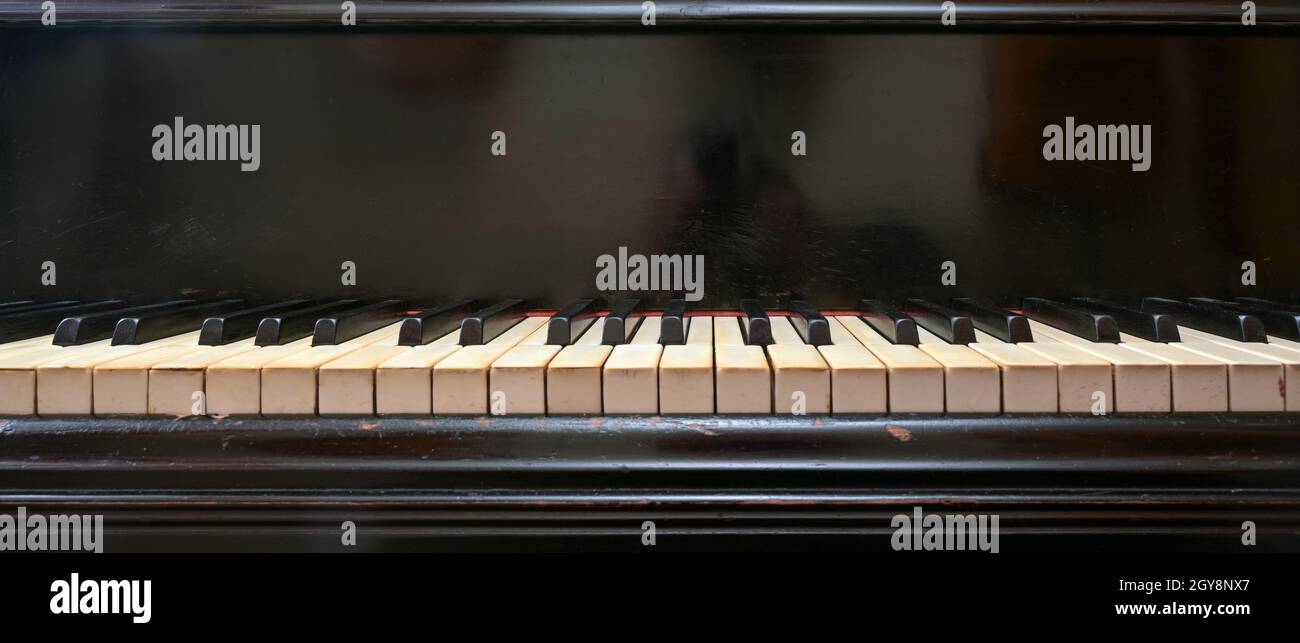 Altes schwarzes Flügel-Keyboard mit Tasten aus Elfenbein und Ebenholz, Teil eines Musikinstruments im Panorama-Format, Kopierraum, ausgewählter Fokus, schmale de Stockfoto
