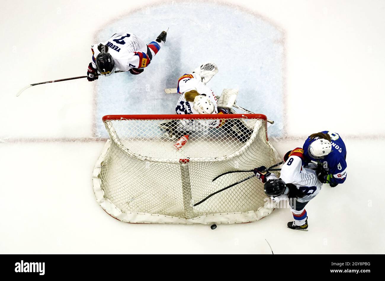 Die koreanische Selin Kim und die slowenische Sara Confidenti (weißes Trikot) kämpfen während des Vorqualifikation-Spiels der Frauen in der Gruppe F in Peking 2022 in der Motorpoint Arena in Nottingham um den Puck. Stockfoto