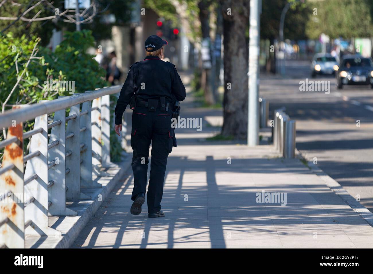 Podgorica, Montenegro - 20 2019. April: Polizistin (Policija) wartet auf einen Kreuzweg. Stockfoto