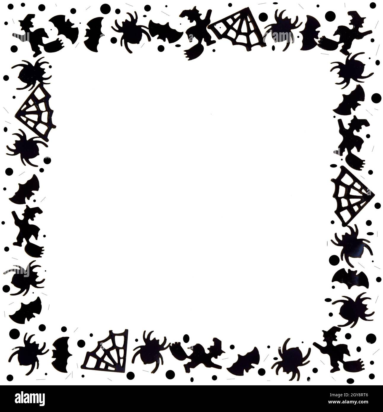 Schwarz-weißer Hintergrund für Halloween. Ein Rahmen aus einfachen Formen mit Platz für Text. Schwarze Spinnen, Spinnweben, Fledermäuse, Hexen auf einem Besen, Punkte, Flecken. Stockfoto