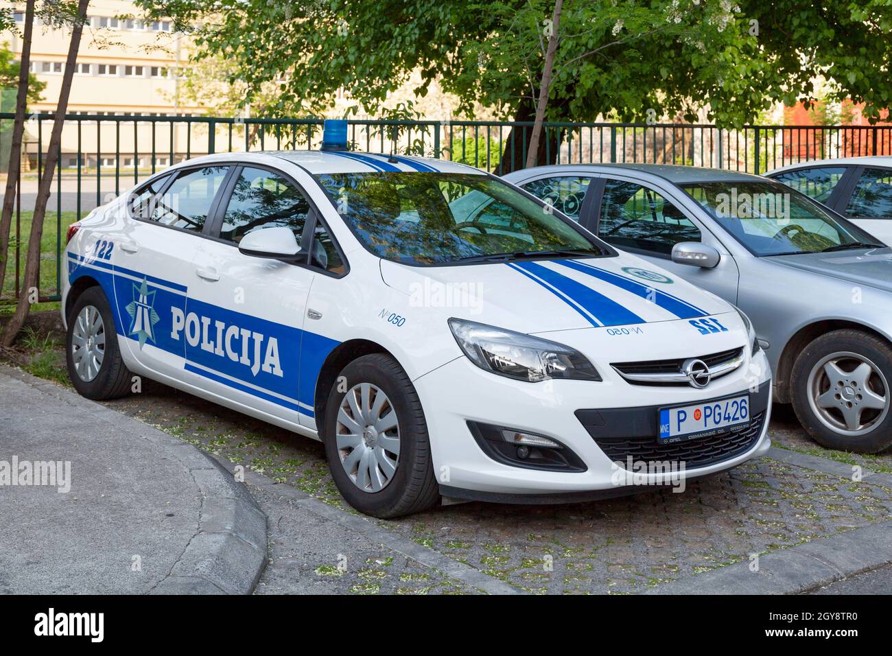 Podgorica, Montenegro - 21 2019. April: Auto der Verkehrspolizei (Saobracajna policija) vor der Polizeistation geparkt. Stockfoto
