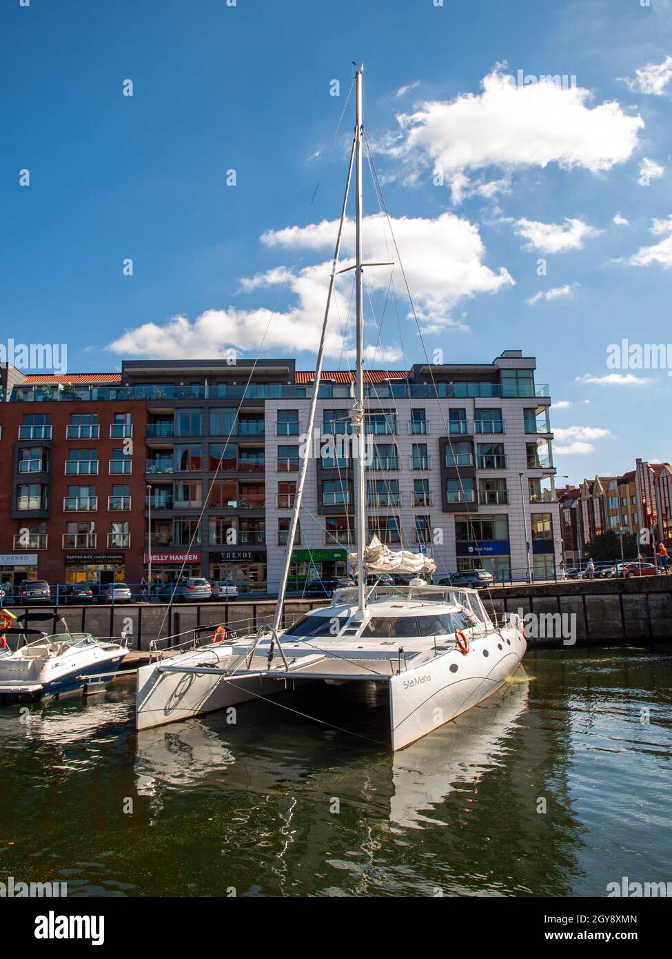 Danzig, Polen - 9. September 2020: Motorboote und Segelboote in der Marina in Danzig. Polen Stockfoto