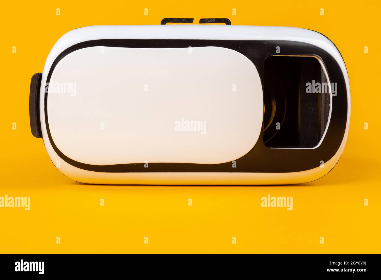 VR-Headset auf farbigem Tischhintergrund Stockfoto