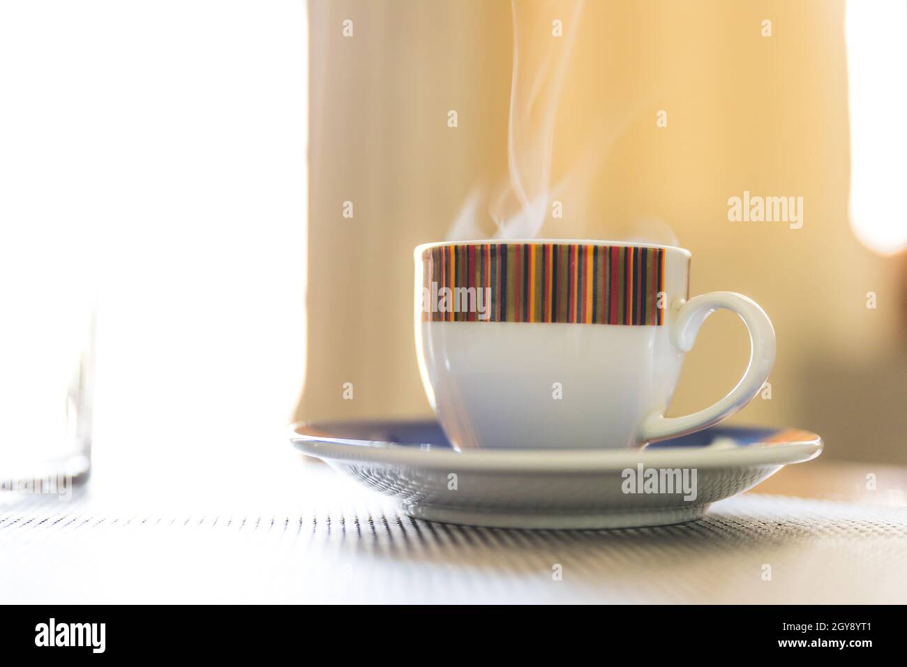 Süße kleine Tasse italienischen Espresso am Morgen serviert, Dämpfen Stockfoto