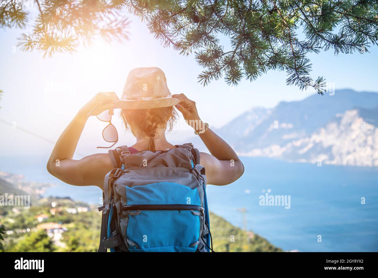 Das junge Mädchen steht glücklich auf dem Monte Baldo und genießt die Aussicht. Wandern in Italien. Stockfoto