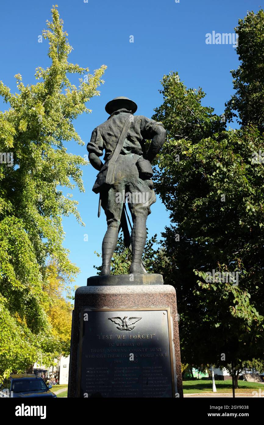ADA, MINNESOTA - 5 Okt 2021: Das Soldiers Memorial vor dem Norman County Courthouse. Stockfoto