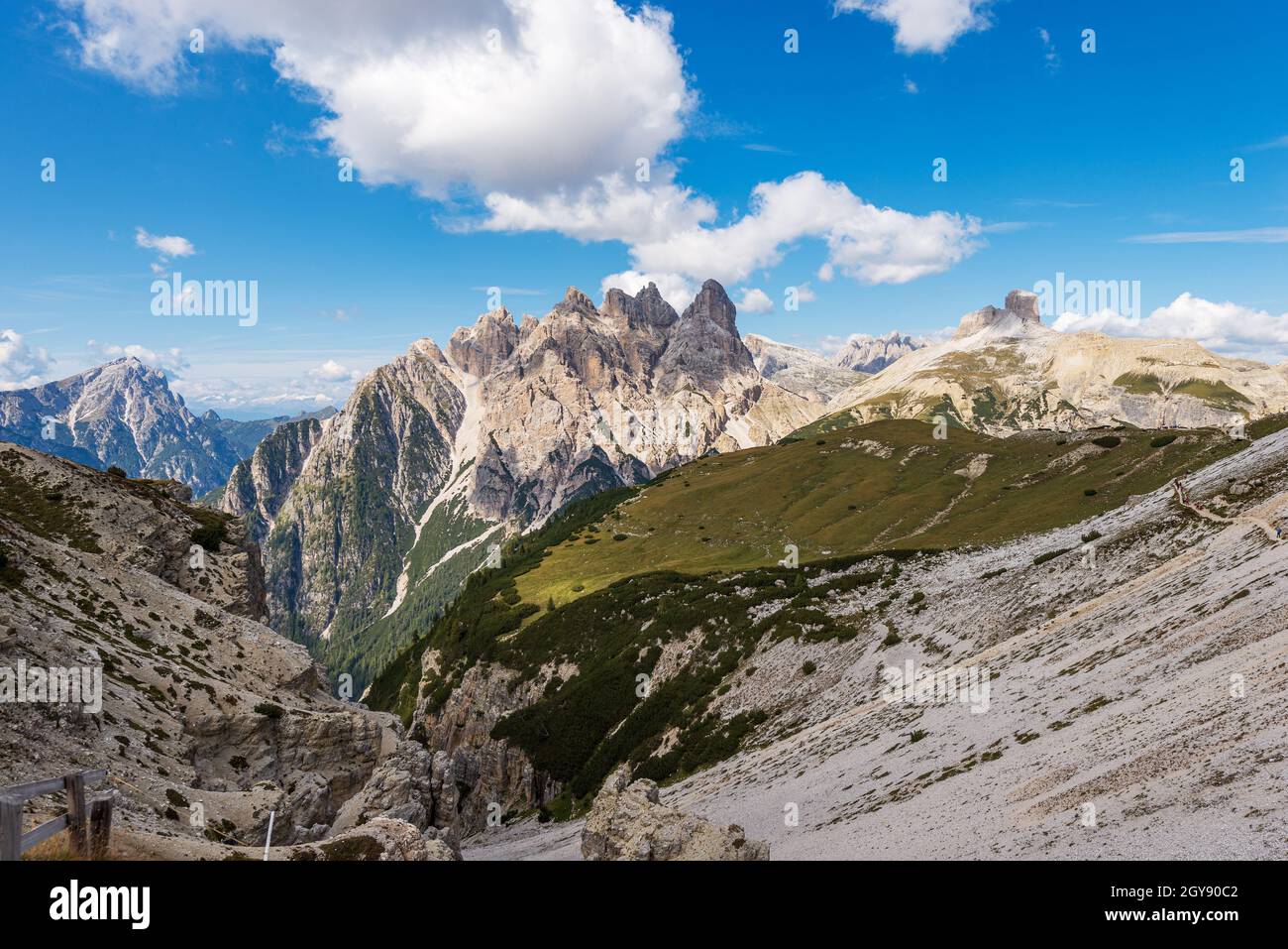 Sexten Dolomites aus der Tre Cime di Lavaredo. Gipfel des Picco di Vallandro, Monte Rudo, Croda dei Rondoi, Torre dei Scarperi, Cima Piatta Alta. Italien. Stockfoto