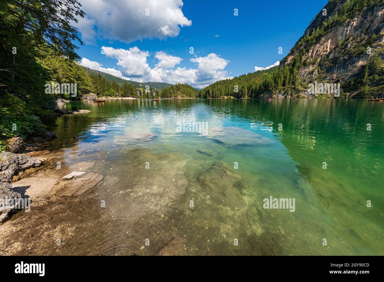 Pragser Wildsee und der Gipfel des Sasso del Signore, Dolomiten, Südtirol, Trentino-Südtirol, Bozen, Italien, Europa. Stockfoto