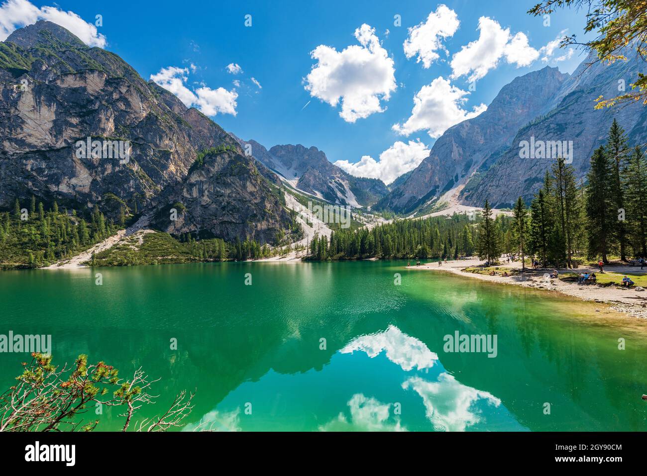 Kleiner schöner See in den italienischen Alpen. Pragser Wildsee oder Lago di Praies und Bergkette von Croda del Becco oder Seekofel und Sasso del Signore. Italien Stockfoto