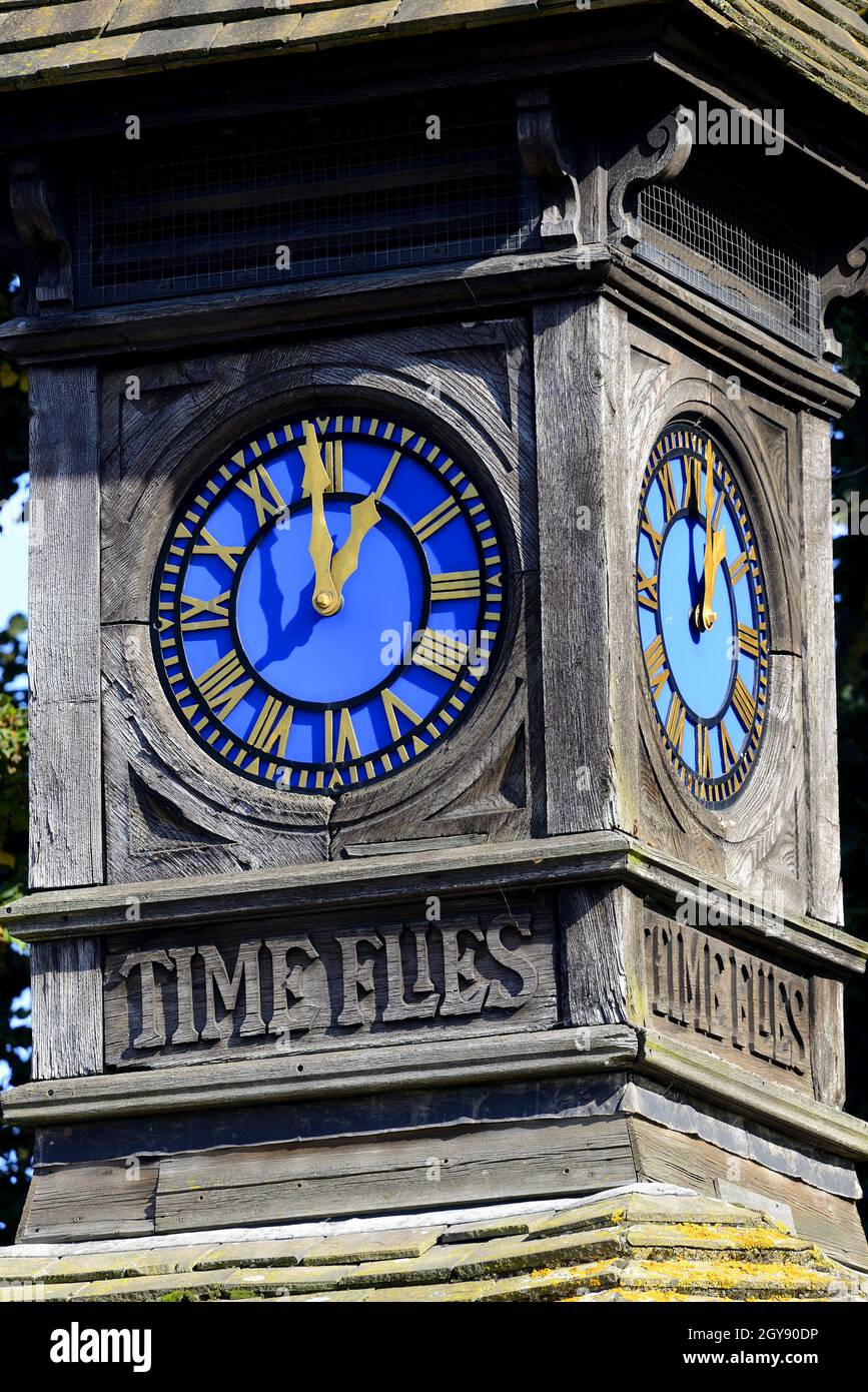 London, England, Großbritannien. Die Zeit fliegt Uhrenturm über einem denkmallichen Trinkbrunnen (1909) Stockfoto