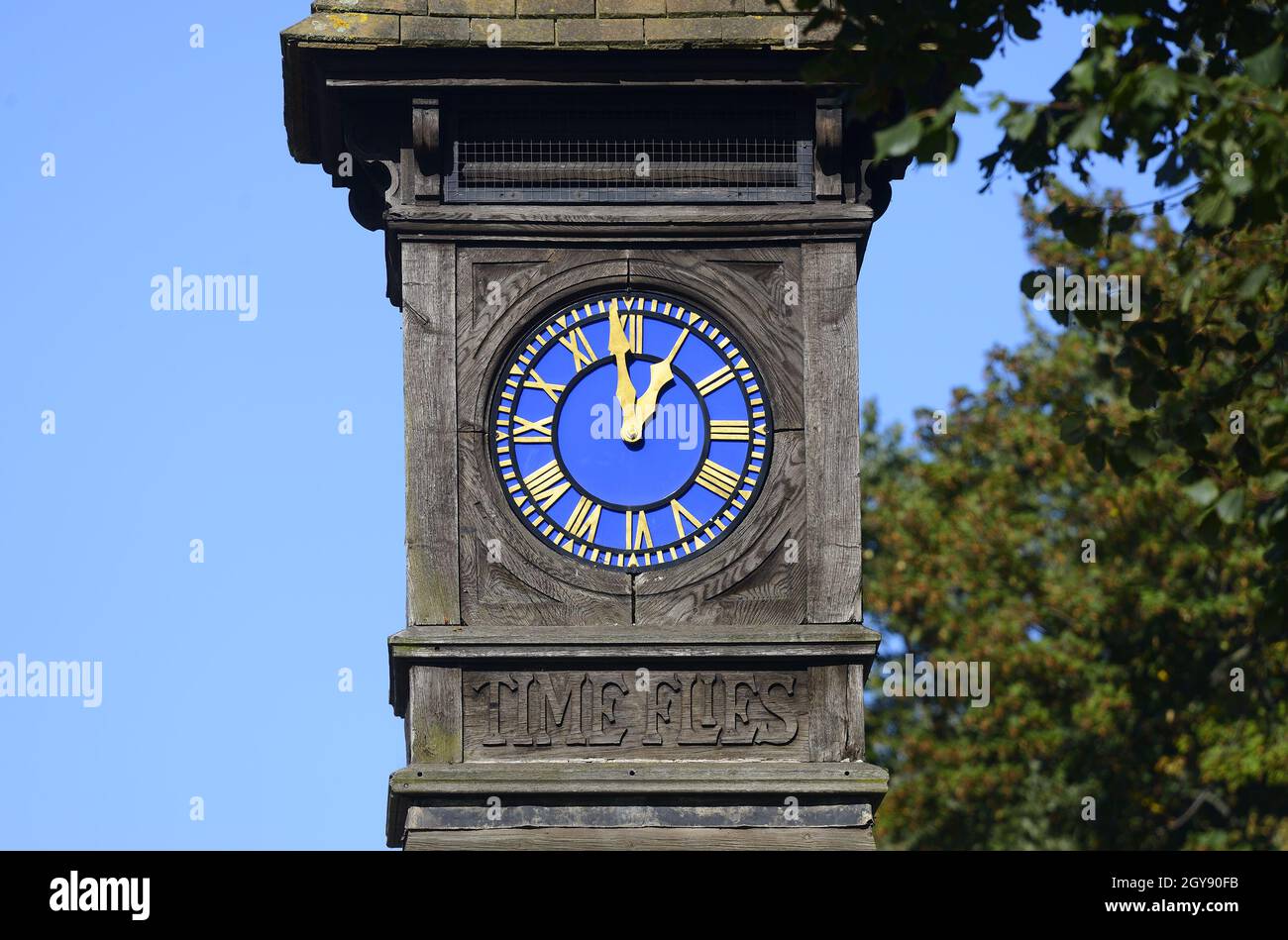 London, England, Großbritannien. Die Zeit fliegt Uhrenturm über einem denkmallichen Trinkbrunnen (1909) Stockfoto
