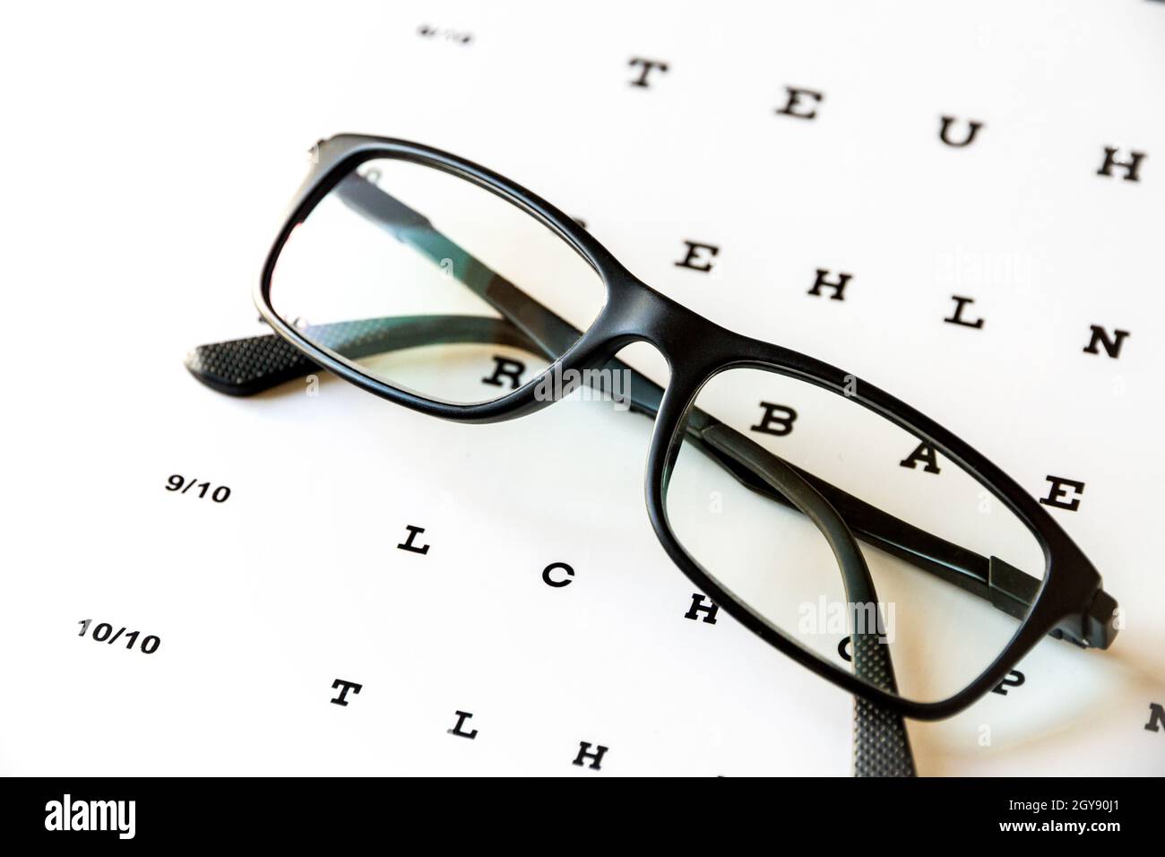 Brille auf der Augenkarte. Hintergrund des optischen Geräts Stockfoto