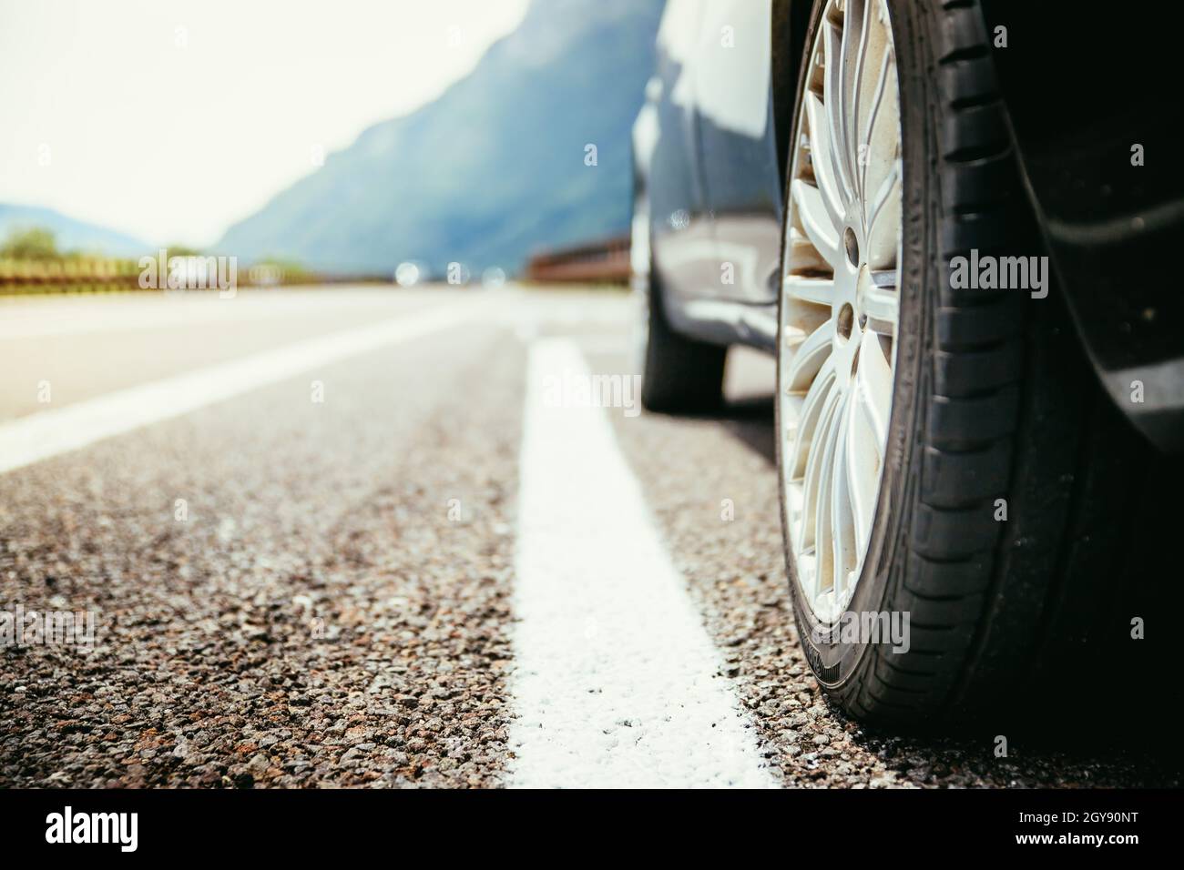 Nahaufnahme eines Autos, das auf einer Pannenstraße steht, Sommerferien Stockfoto