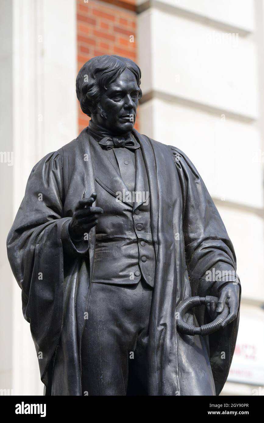 London, England, Großbritannien. Statue (1988 - Replik der Marmorstatue von 1874 in der königlichen Institution) von Michael Faraday (1791-1867) in Savoyen Place Stockfoto