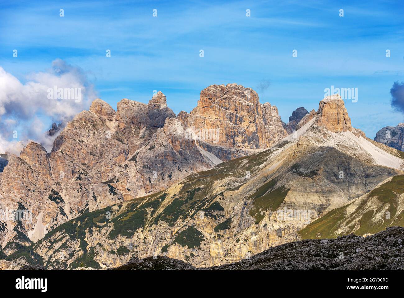 Sextner Dolomiten, Monte Rudo oder Rautkofel, Croda dei Rondoi oder Schwalbenkofel (Rondoi-Baranci), Torre dei Scarperi oder Schwabenalpenkopf, Italien. Stockfoto