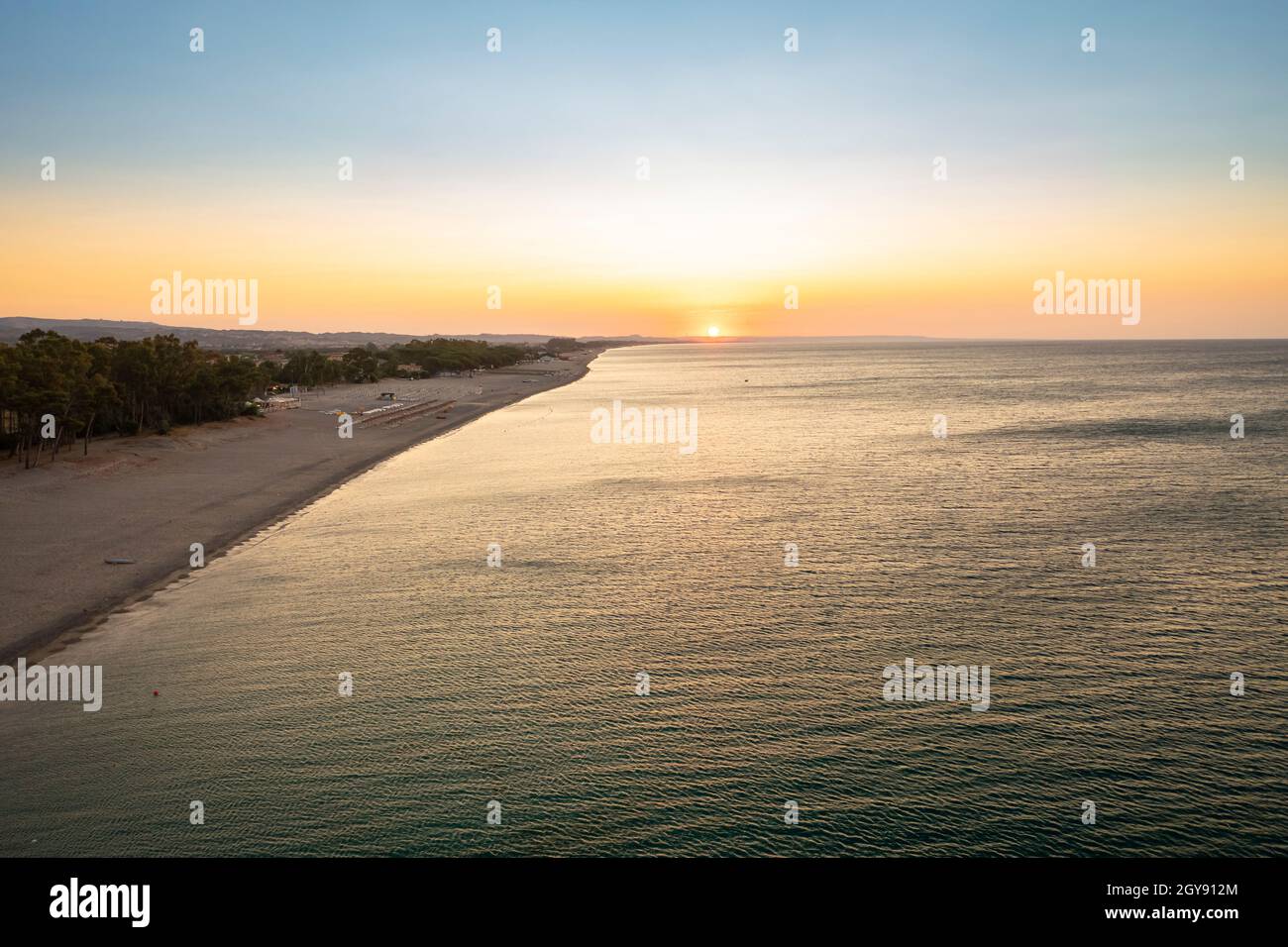 Luftaufnahme von schönem Meer und Strand Sonnenaufgang, Seesicht und Berg auf Backgrond, Simeri Mare, Kalabrien, Süditalien Stockfoto