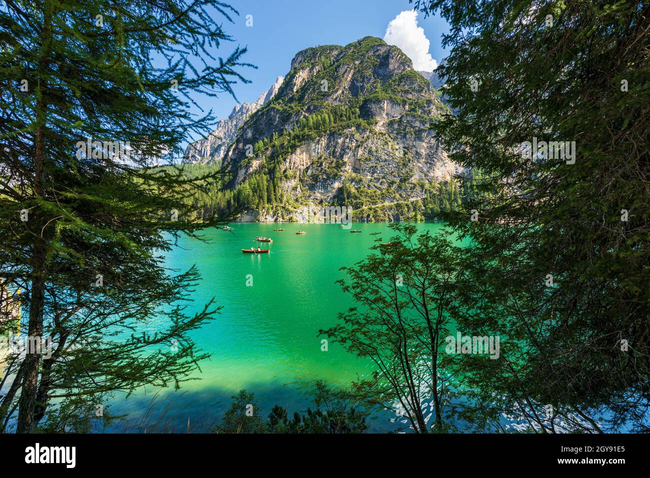 Pragser Wildsee und der Gipfel des Sasso del Signore, Dolomiten, Südtirol, Trentino-Südtirol, Bozen, Italien, Europa. Stockfoto