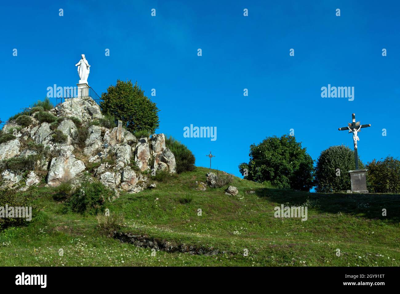 Le Monestier Dorf in der Nähe von Ambert im Regionalen Naturpark Livradois-Forez, dem Felsen der Jungfrau, Departement Puy de Dome, Auvergne-Rhone-Alpes, Frankreich Stockfoto