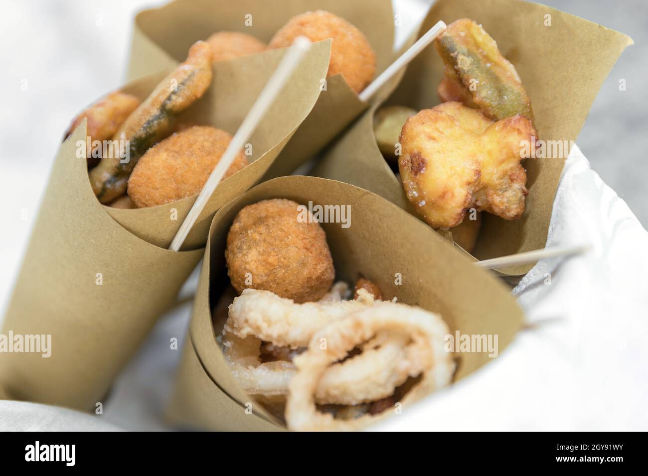 Frittierte Meeresfrüchte, Garnelen und Tintenfische. Gebraten gemischt. Meeresfrüchte-Stil. Nahaufnahme. Stockfoto