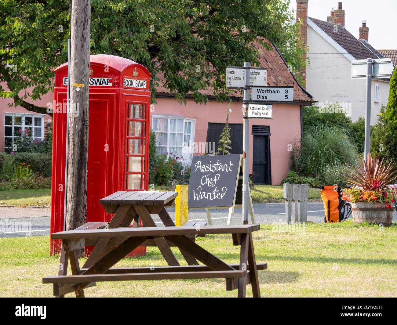 Eine alte Telefonbox, die als Buchtauschgeschäft in Redgrave, Suffolk, Großbritannien, genutzt wird. Stockfoto