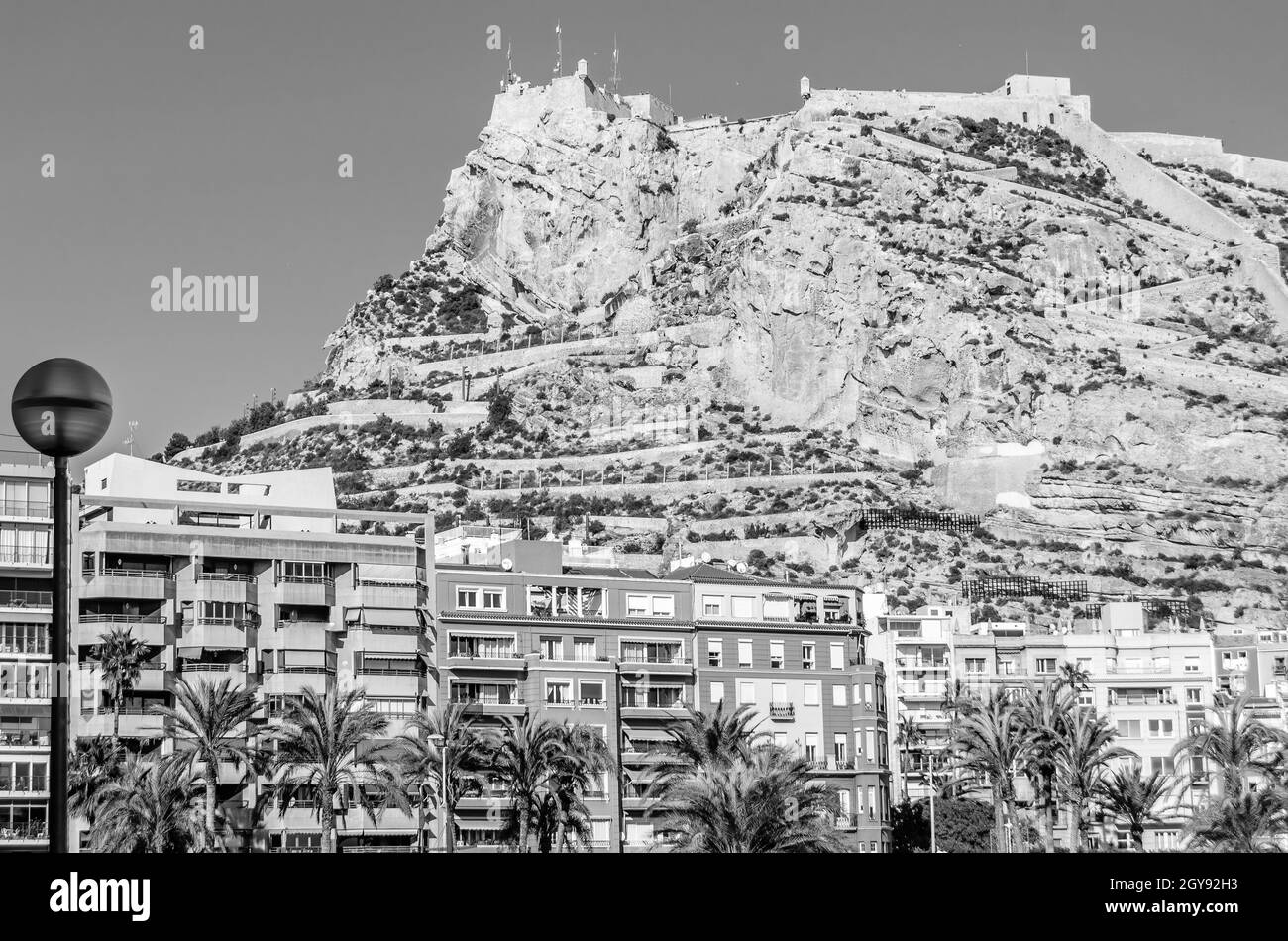 Blick auf das Schloss Santa Barbara in Alicante, Spanien; Schwarz-Weiß-Bild Stockfoto