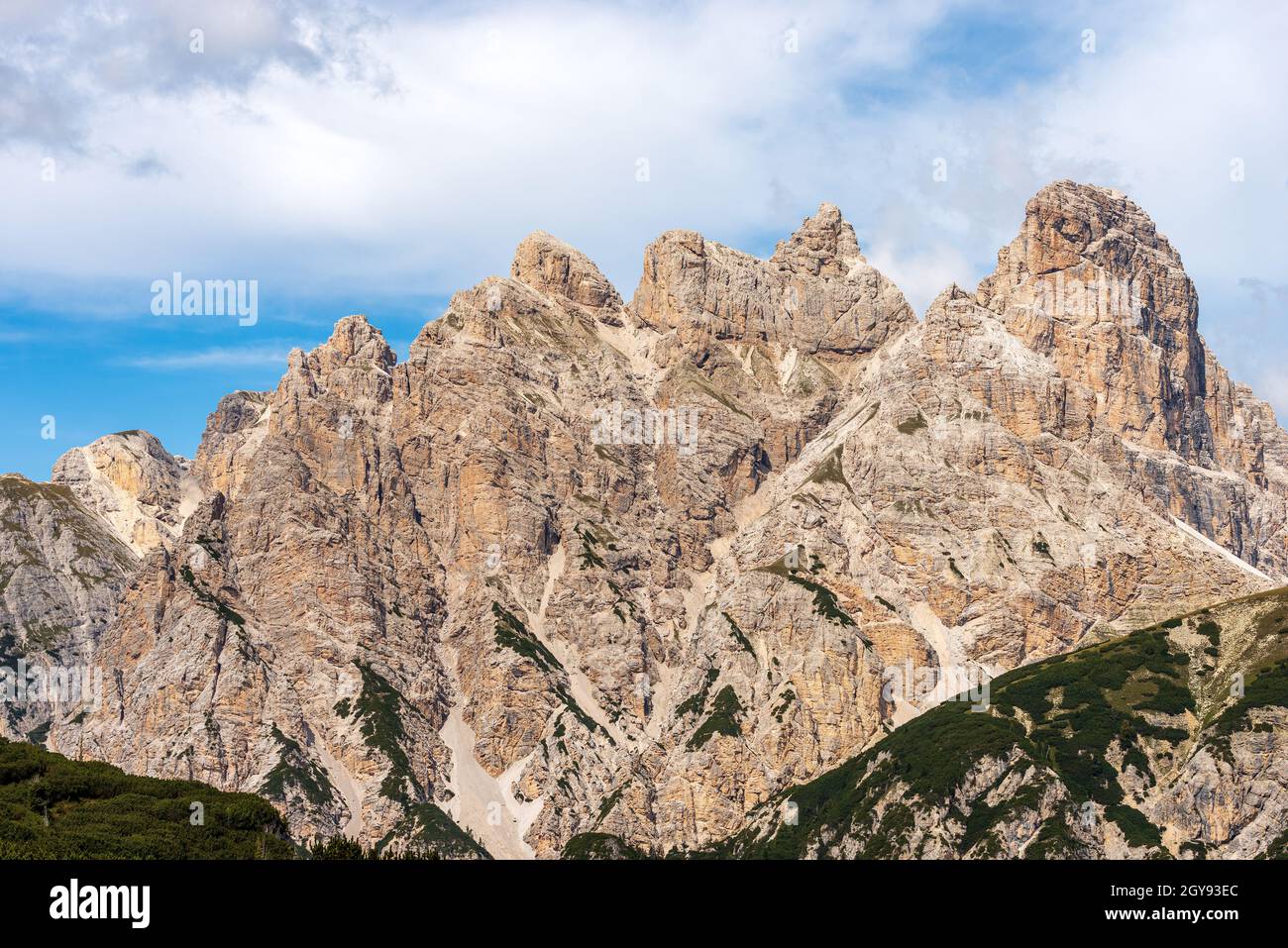 Berggipfel des Monte Rudo oder Rautkofel und der Croda dei Rondoi oder Schwalbenkofel der Bergkette der Rondoi-Baranci, Sextner Dolomiten. Stockfoto