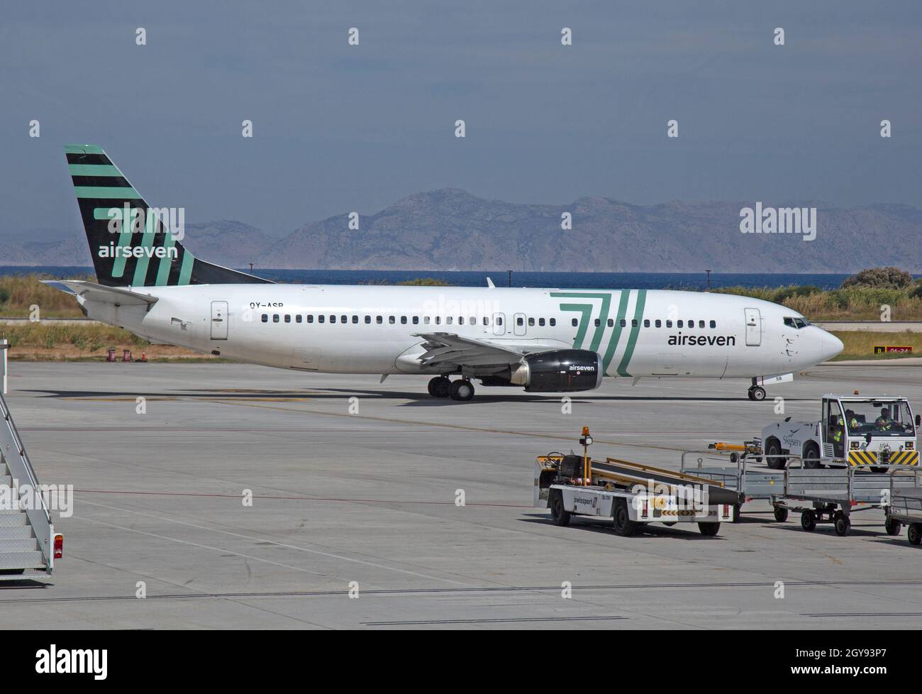 Ein Air Seven Boeing 737-400 Airliner am Flughafen Rhodos, Griechenland. Stockfoto