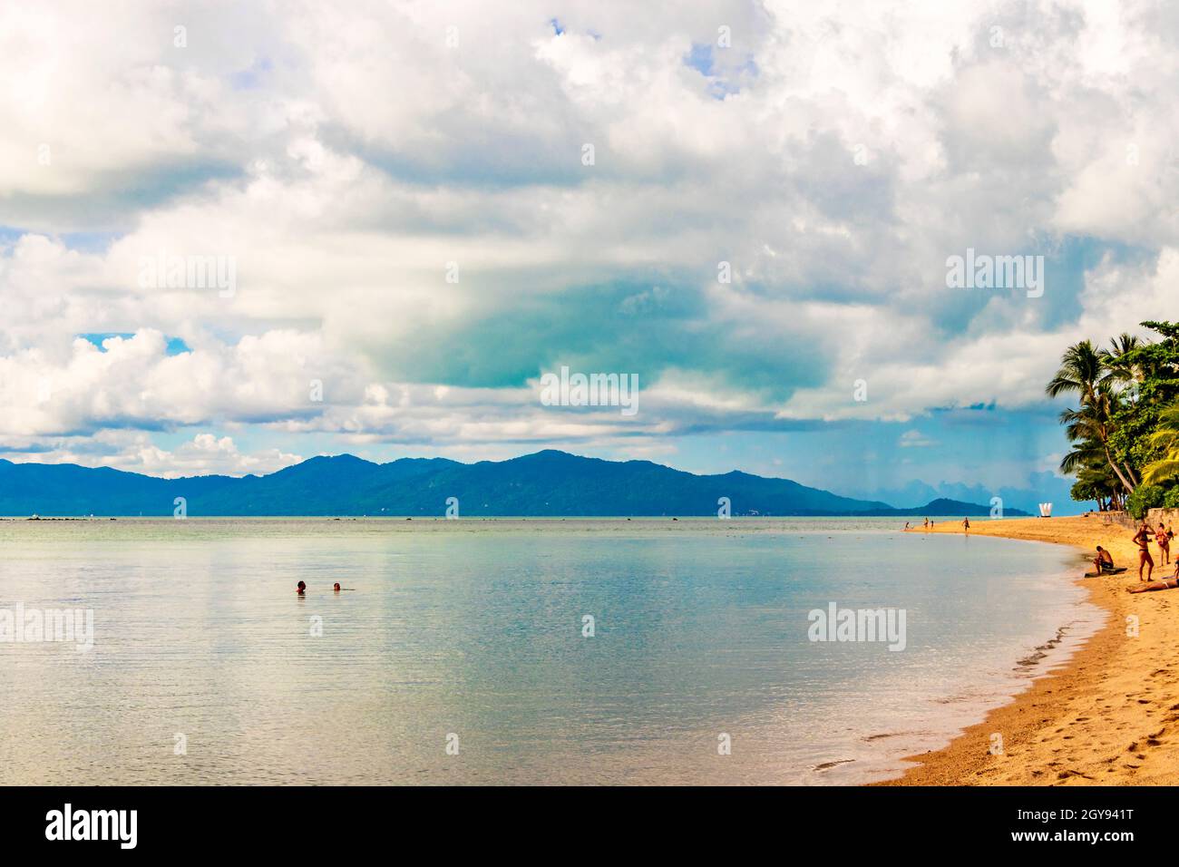 Surat Thani Thailand 25. Mai 2018 W Strand und Maenam Strandlandschaftspanorama mit klarem türkisfarbenem Wasser in Mae Nam auf der Insel Koh Samui in Thailand. Stockfoto