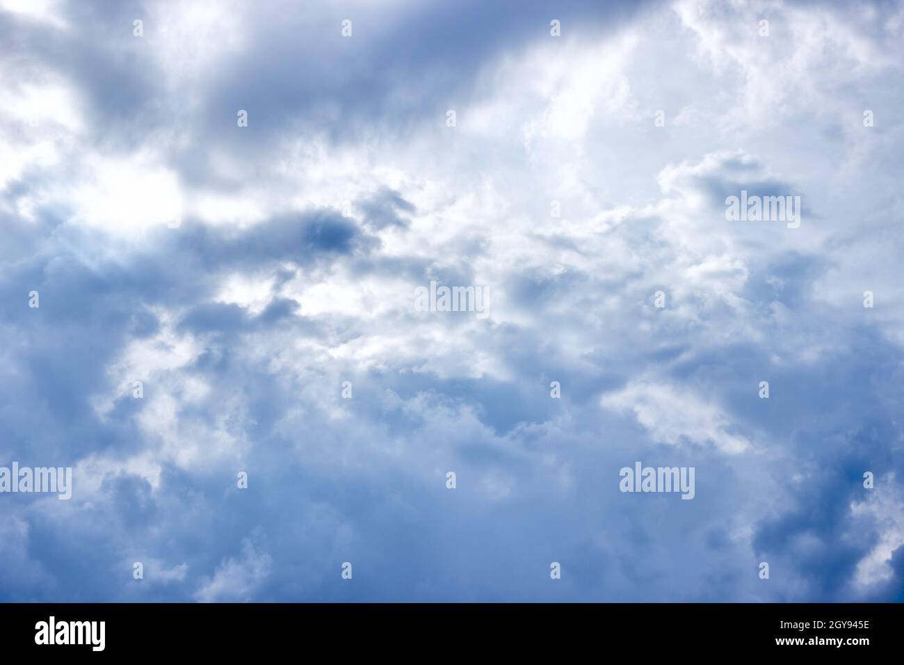 Wolkenlandschaft. Wolkiger Himmel, blaue Wolken bei schlechtem Wetter. Der Himmel vor dem Regen. Abstrakter natürlicher Hintergrund mit Platz für Text. Stockfoto