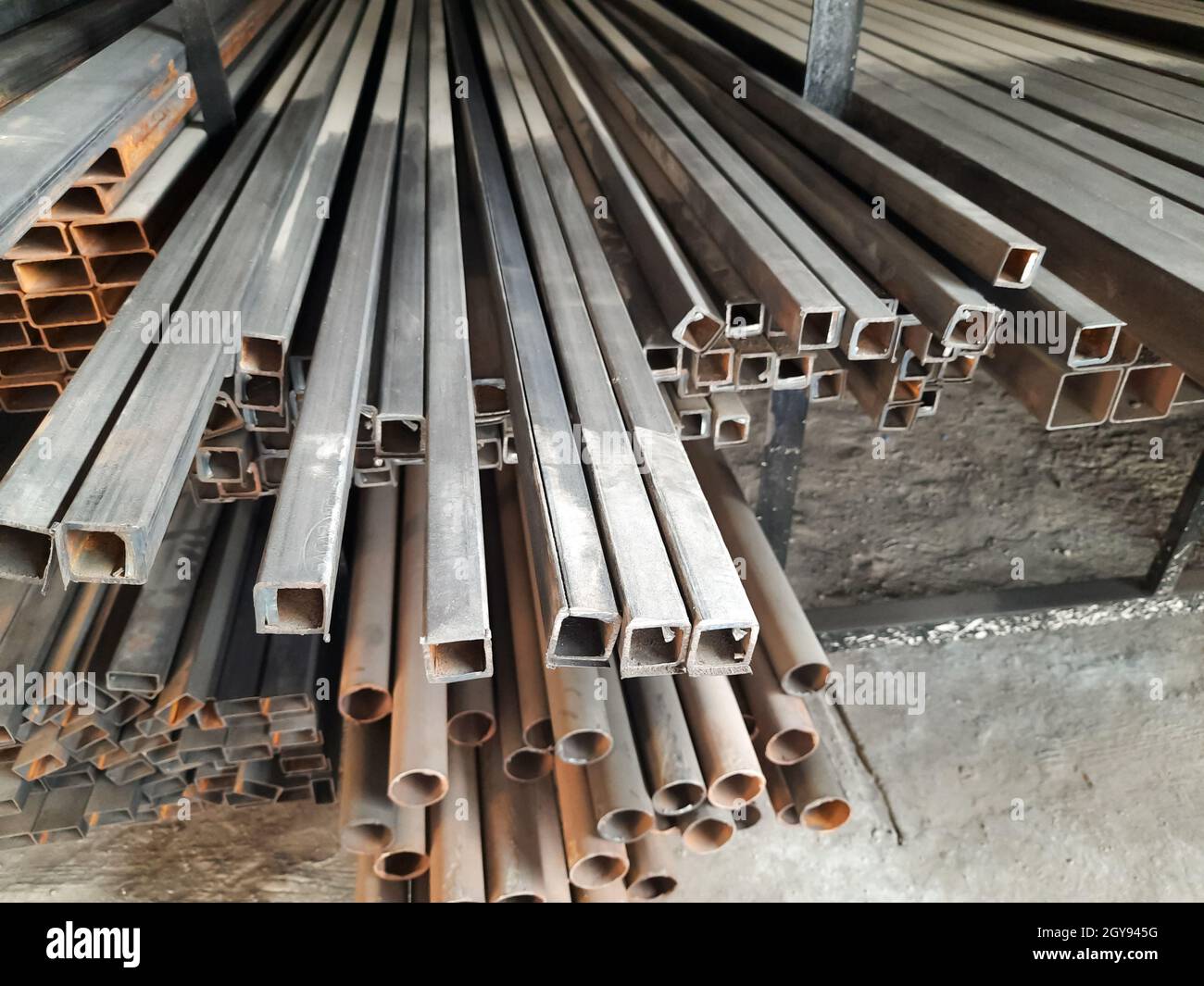 Stahlrohr, quadratisches Metallrohr mit hohem Kohlenstoffgehalt für die Baustelle Stockfoto