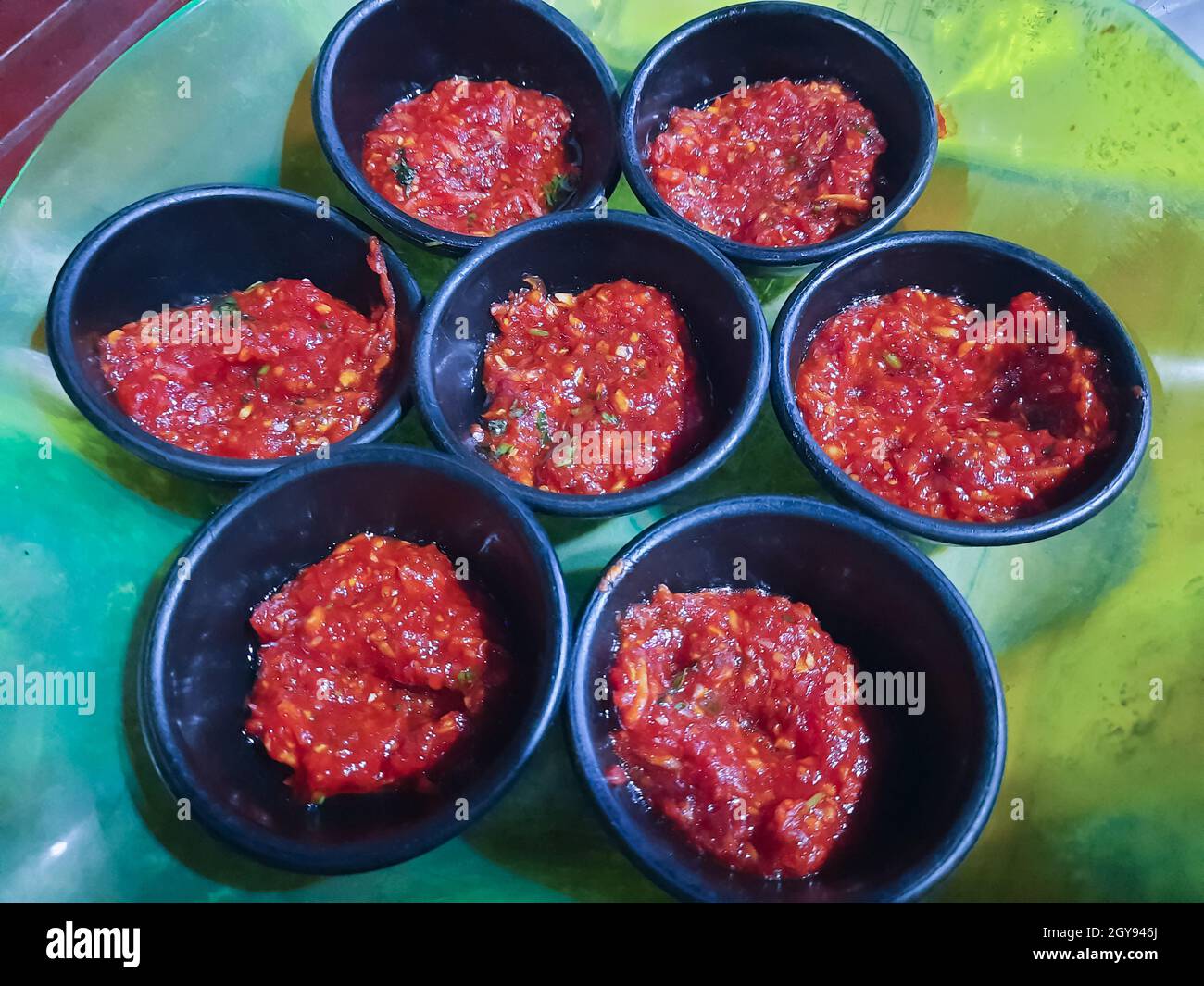 Schezwan Sauce / Szechuan Chutney ist eine wichtige Zutat in der chinesischen Rezept. Serviert in einer Schüssel, isoliert. Selektiver Fokus Stockfoto