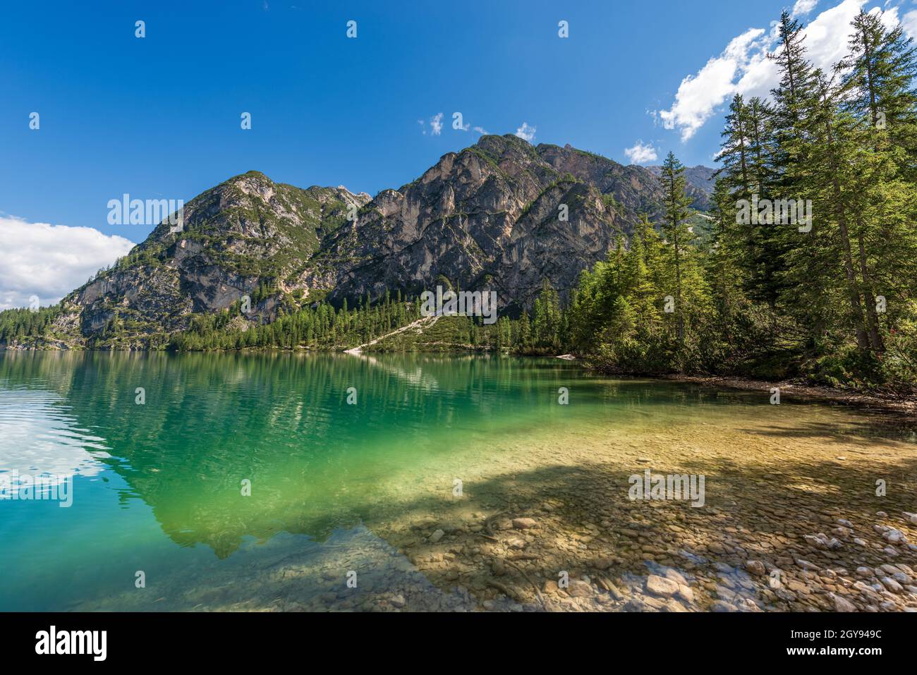 Pragser Wildsee und der Gipfel des Sasso del Signore, Dolomiten, Südtirol, Trentino-Südtirol, Bozen, Italien, Europa. Stockfoto